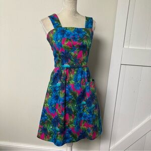 Never a Wallflower Malia dress fit Hawaiian floral 50s style pin up pockets S